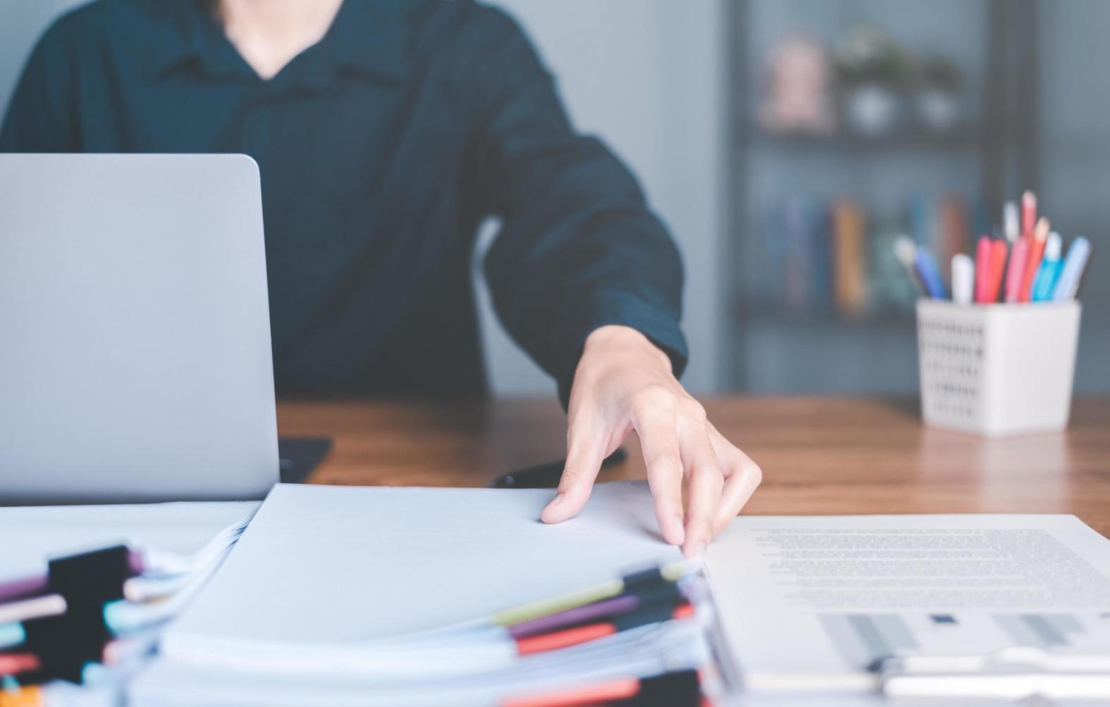 Ambiente di apprendimento pratico con postazioni di lavoro moderne